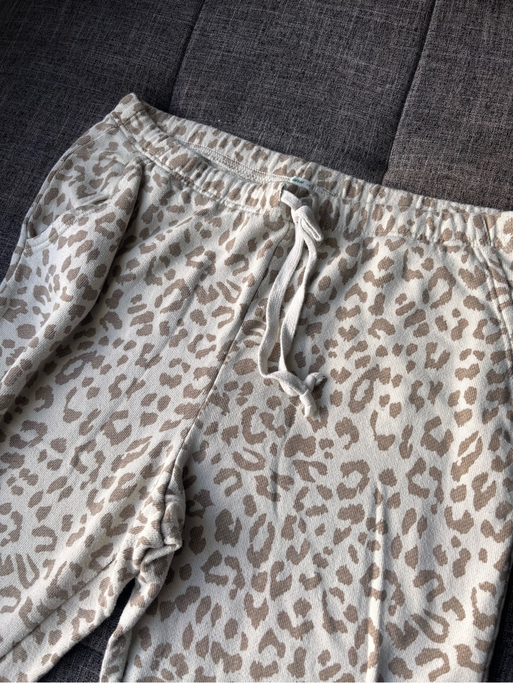 Women’s Leopard Print Longe/Pajama Set - Picture 5 of 7